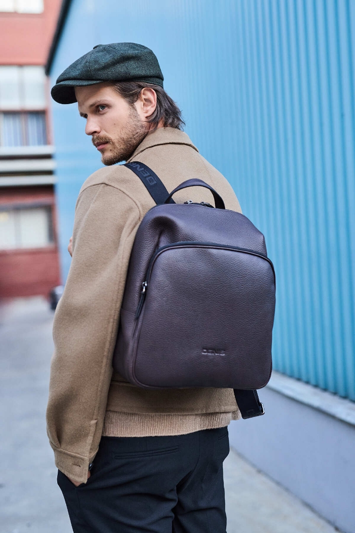 cum-să-asortezi-un-rucsac-din-piele-naturală-cu-ținuta-de-birou